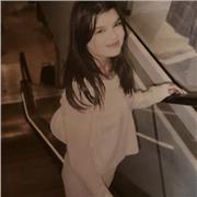 Studentessa universitaria di astronomia impartisce lezioni private di fisica